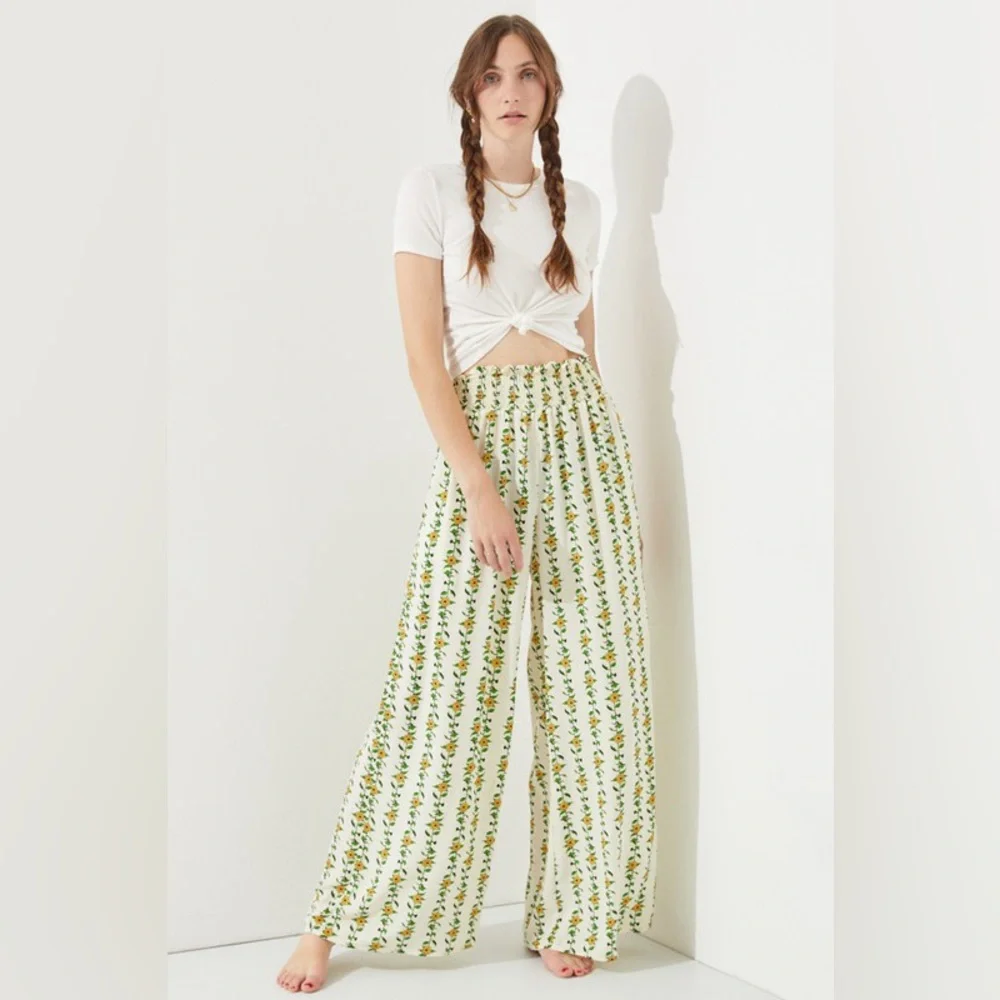 High Waist Floral Wide Leg Pants - Picture 3 of 5